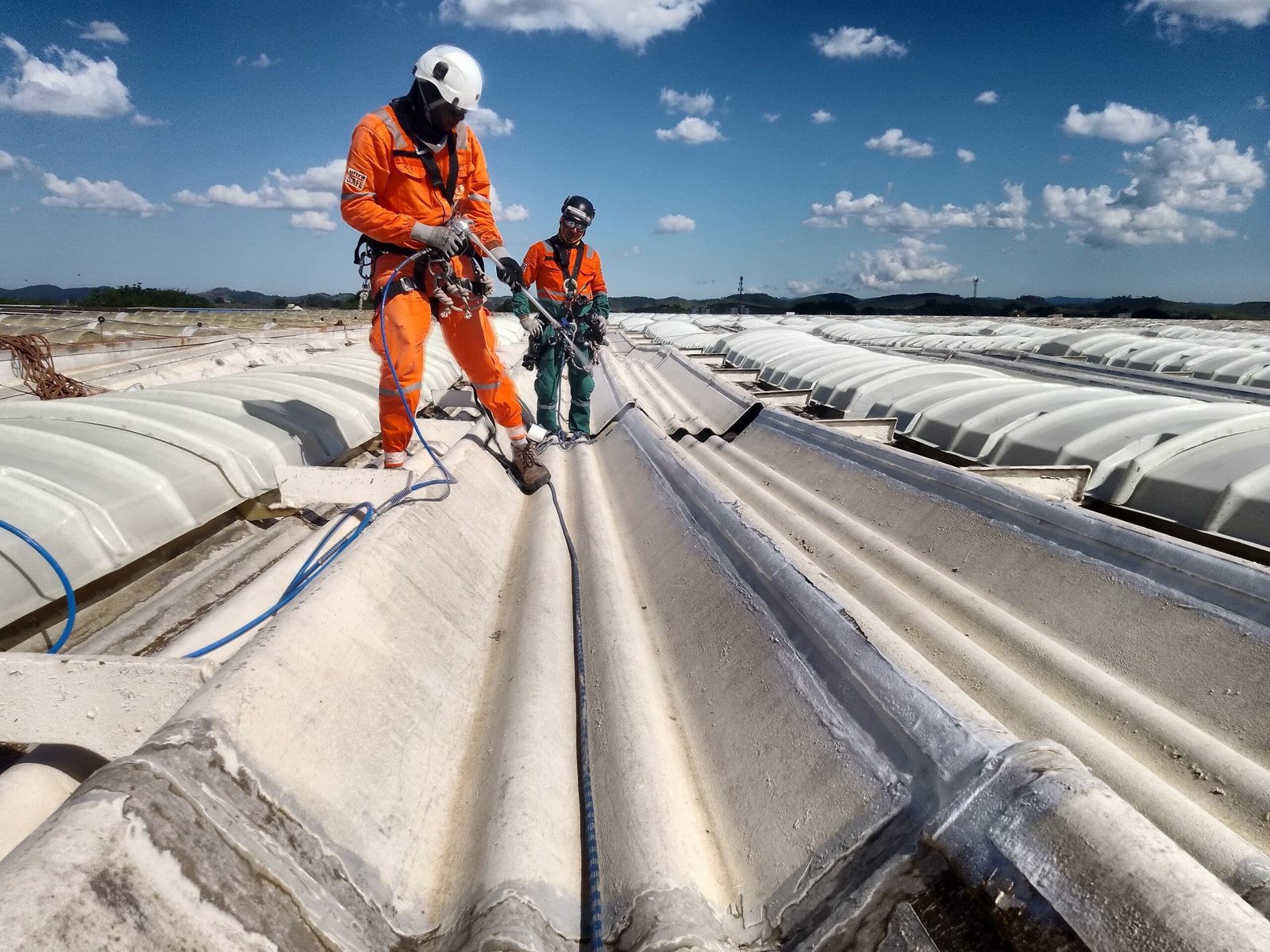 Aplicação profissional do sistema ProtectRoof em cobertura industrial